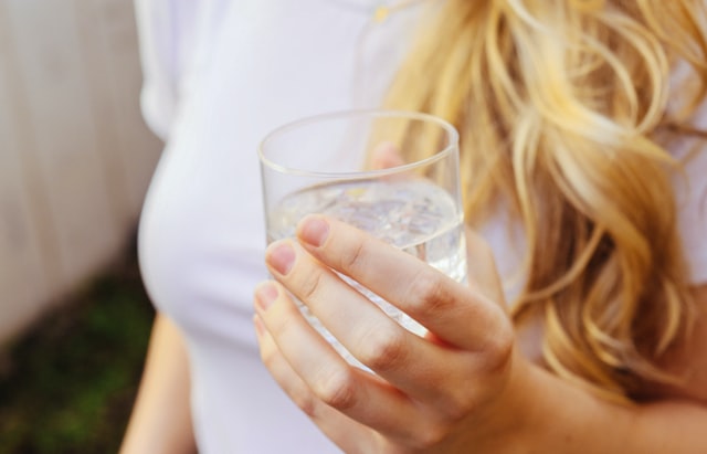 Los Beneficios de Tomar Agua Con el Estómago Vacío 